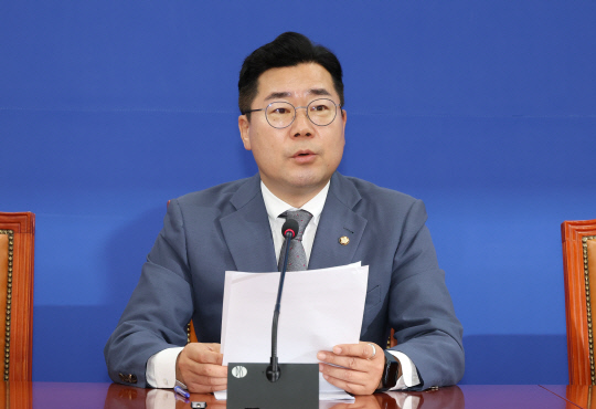 박찬대 더불어민주당 당 대표 직무대행 겸 원내대표가 11일 오전 국회에서 열린 정책조정 회의에서발언하고 있다.<연합뉴스>